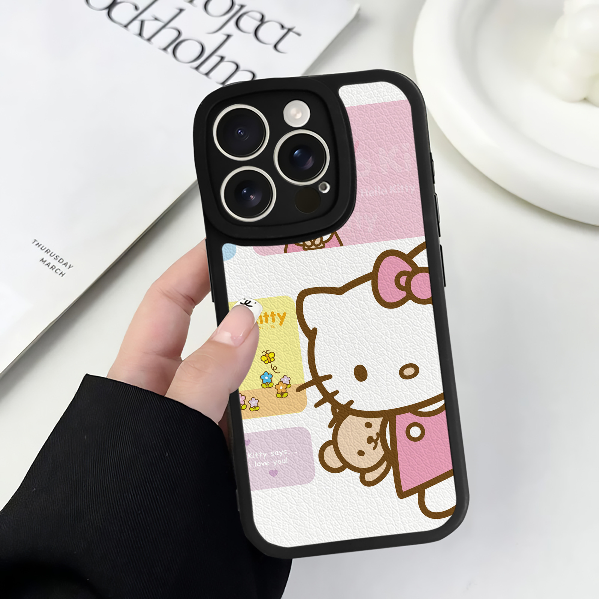 （画像用） Hello Kitty ハローキティ 【iPhone 16シリーズ対応】シリコンスマホケース（レザー調） 材質：シリコン